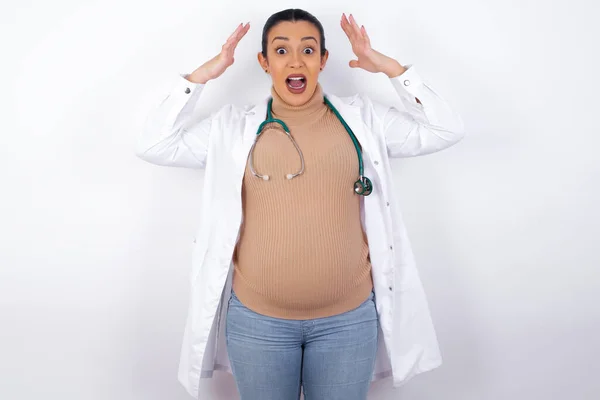 Schwangere Ärztin Blickt Erregt Die Kamera Hält Die Hände Über — Stockfoto