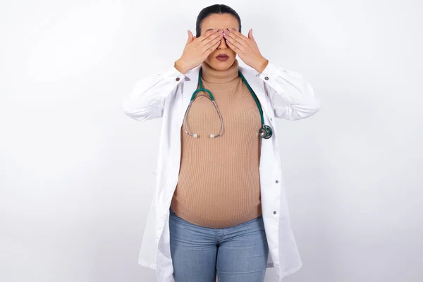 Mujer Doctora Embarazada Con Uniforme Médico Cubriendo Los Ojos Con — Foto de Stock