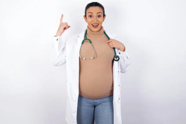 Mujer Doctora Embarazada Dice Wow Emocionante Que Tiene Expresión Asombrada — Foto de Stock