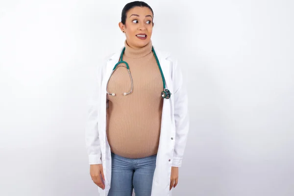 Hoppla Porträt Einer Schwangeren Ärztin Beißt Die Zähne Zusammen Und — Stockfoto