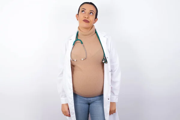 Mujer Doctora Embarazada Tiene Cara Preocupada Mirando Hacia Arriba Los —  Fotos de Stock