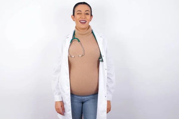 Donna Medico Incinta Indossa Uniforme Medica Occhi Lampeggianti Con Piacere — Foto Stock