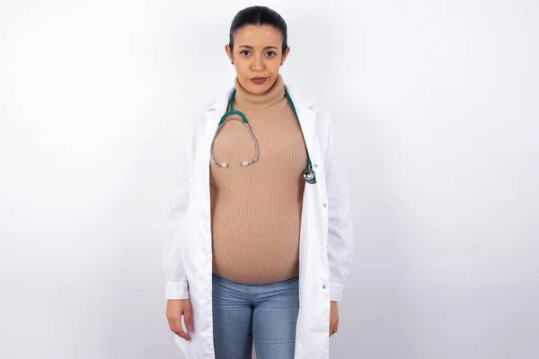 Zwanger Dokter Vrouw Fronsen Haar Wenkbrauwen Wordt Ontevreden Met Iets — Stockfoto