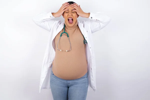 Impactada Mujer Doctora Embarazada Pánico Usando Uniforme Médico Tomados Cabeza — Foto de Stock