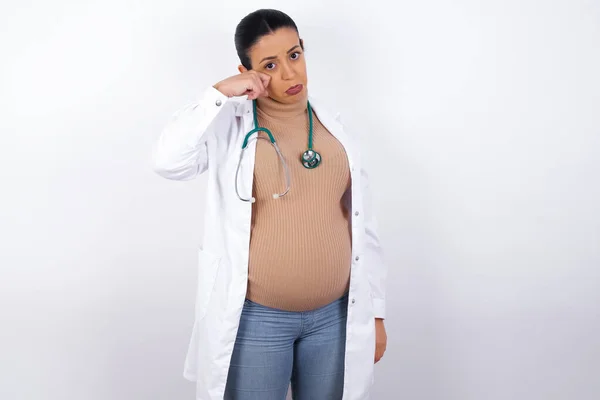 Nieszczęśliwy Ciąży Lekarz Kobieta Płacz Podczas Pozowanie Aparat Bicie Łzy — Zdjęcie stockowe