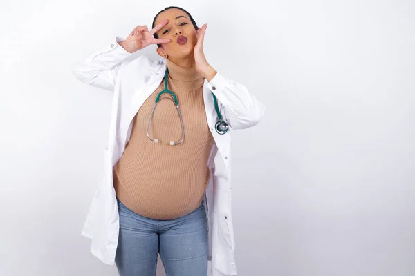Zwangere Dokter Vrouw Maakt Teken Buurt Van Ogen Vrije Tijd — Stockfoto