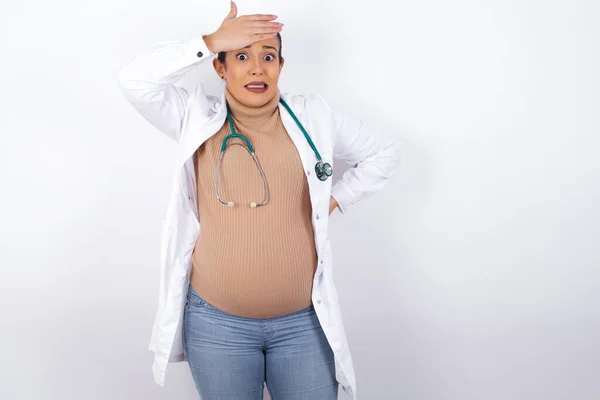 Ups Zrobiłem Ciąży Lekarz Kobieta Trzyma Rękę Czole Przerażony Żałować — Zdjęcie stockowe