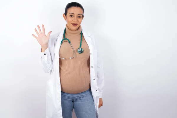 Kobieta Ciąży Lekarz Pokazując Wskazując Palcem Numer Pięć Uśmiechając Się — Zdjęcie stockowe