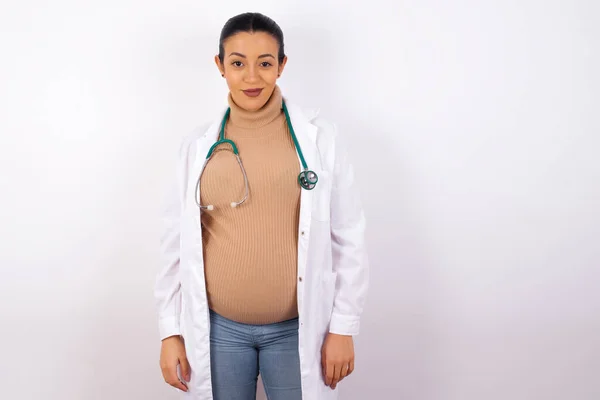 Lycklig Gravid Läkare Kvinna Bär Medicinsk Uniform Tittar Kameran Med — Stockfoto