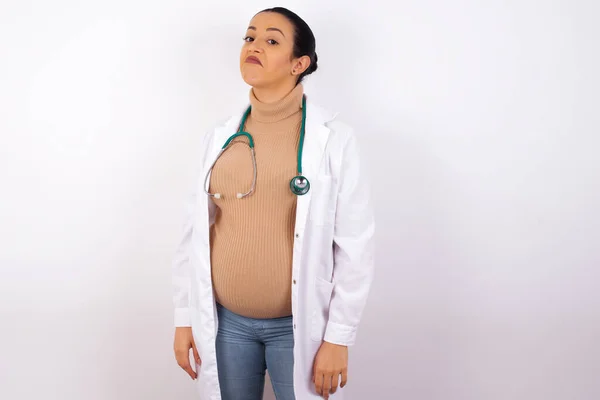 Gravid Läkare Kvinna Bär Medicinsk Uniform Med Snobbigt Uttryck Böjda — Stockfoto