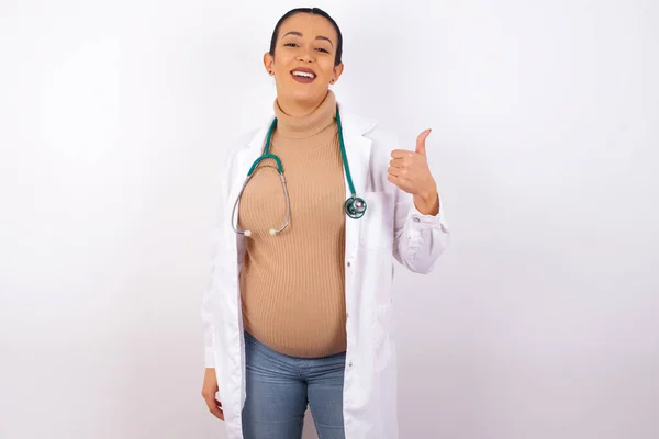 Hamile Doktor Kadın Baş Parmağını Hareket Ettiriyor Aferin Olumlu Insani — Stok fotoğraf