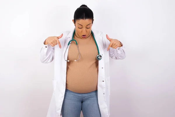 Mulher Médica Grávida Surpreendente Vestindo Uniforme Médico Aponta Para Baixo — Fotografia de Stock