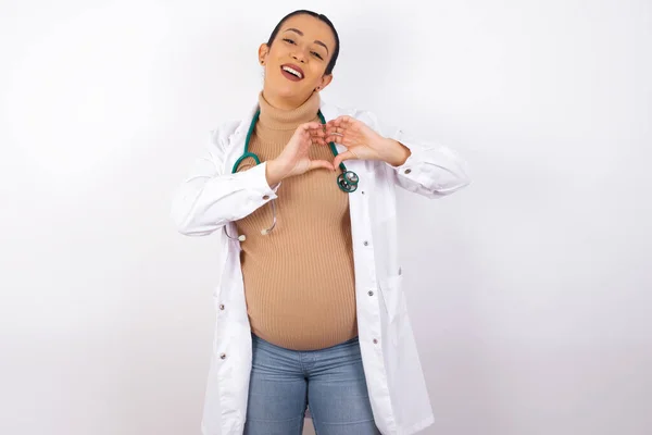 Mujer Doctora Embarazada Sonriendo Amor Mostrando Símbolo Del Corazón Forma —  Fotos de Stock