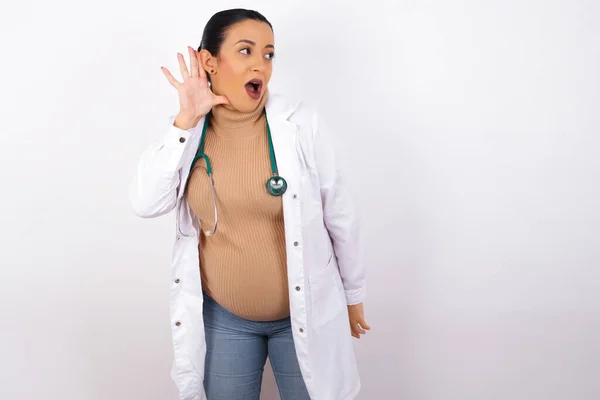 Dios Mío Graciosa Mujer Embarazada Asombrada Usando Uniforme Médico Abriendo —  Fotos de Stock
