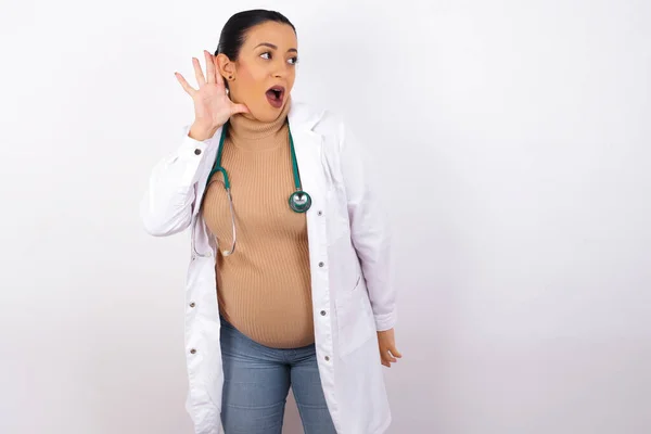 Dios Mío Graciosa Mujer Embarazada Asombrada Usando Uniforme Médico Abriendo — Foto de Stock