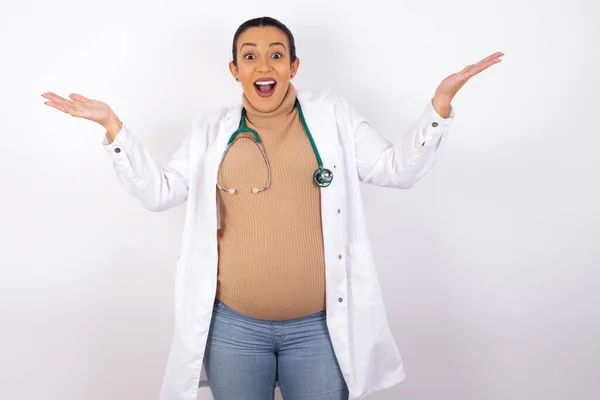 Fröhliche Schwangere Ärztin Macht Eine Willkommensgeste Und Hebt Die Arme — Stockfoto