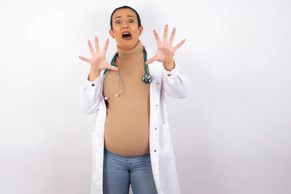 Unzufriedene Schwangere Ärztin Runzelt Die Stirn Hat Ekelhaften Ausdruck Zeigt — Stockfoto