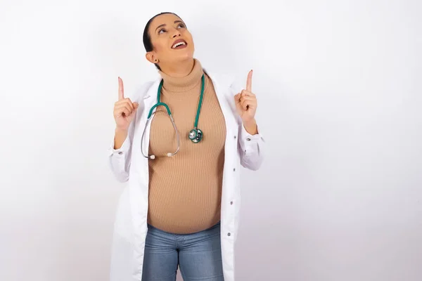 Successo Amichevole Cercando Donna Incinta Medico Esclamando Eccitato Puntando Entrambe — Foto Stock