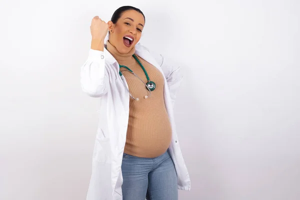 Alegre Mujer Embarazada Médico Feliz Recibir Buenas Noticias Apretando Puño —  Fotos de Stock