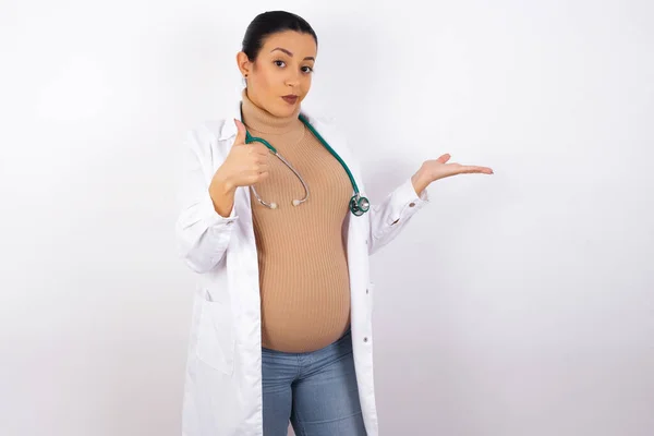 Feliz Alegre Mulher Médica Grávida Mostrando Polegar Para Cima Apontando — Fotografia de Stock