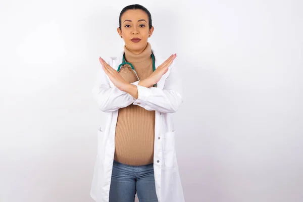 Kobieta Ciąży Lekarz Odrzucenie Wściekły Wyraz Twarzy Skrzyżowanie Rąk Robi — Zdjęcie stockowe