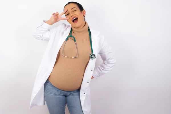 Mujer Doctora Embarazada Vistiendo Uniforme Médico Haciendo Signo Cerca Los —  Fotos de Stock