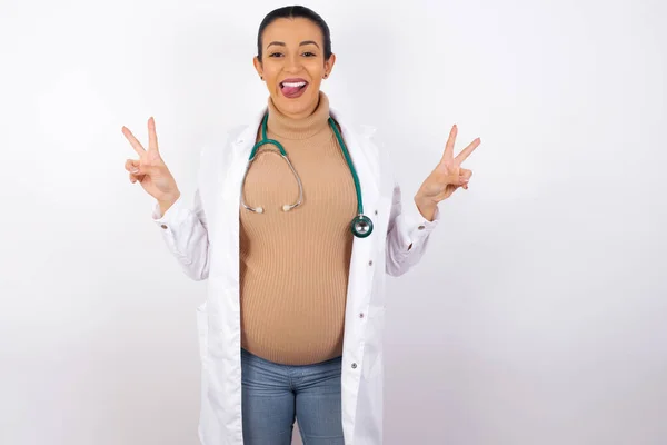 Zwangere Arts Vrouw Draagt Medisch Uniform Met Optimistische Glimlach Toont — Stockfoto