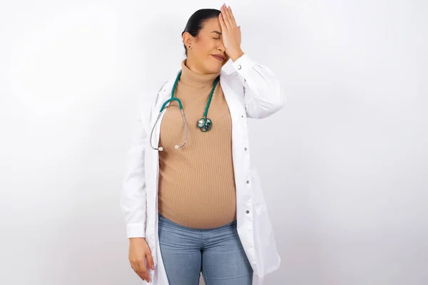 Frustrerad Gravid Läkare Kvinna Håller Hand Pannan Vara Deprimerad Ångra — Stockfoto