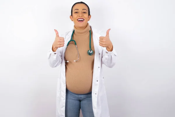Optimistische Schwangere Ärztin Medizinischer Uniform Zeigt Daumen Hoch Mit Positiven — Stockfoto
