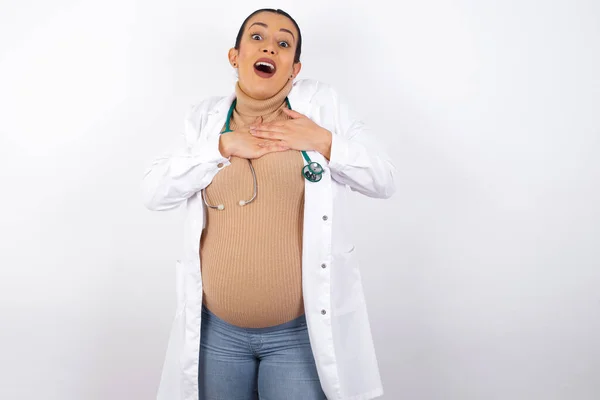 Glad Leende Gravid Läkare Kvinna Har Händerna Bröstet Nära Hjärtat — Stockfoto