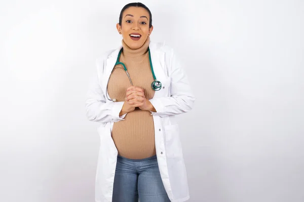 Mulher Médica Grávida Feliz Está Contra Parede Alaranjada Estúdio Mantém — Fotografia de Stock