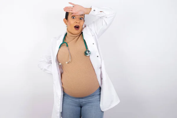 Mujer Doctora Embarazada Vistiendo Uniforme Médico Limpiando Frente Con Gesto —  Fotos de Stock