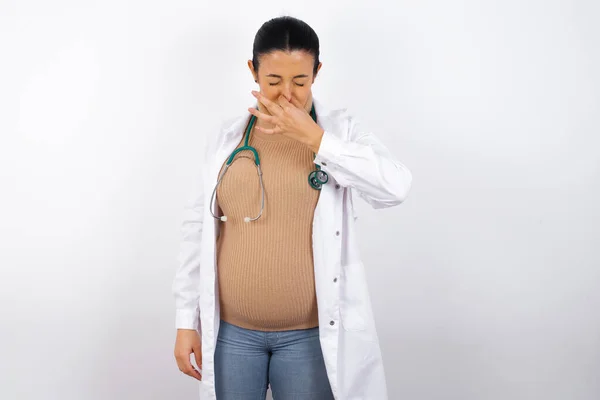 Lekarz Ciąży Kobieta Nosi Mundur Medyczny Trzymając Jego Nos Powodu — Zdjęcie stockowe