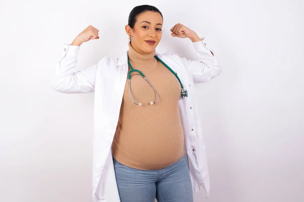 Die Hochgezogene Aufnahme Einer Schwangeren Ärztin Medizinischer Uniform Hebt Die — Stockfoto