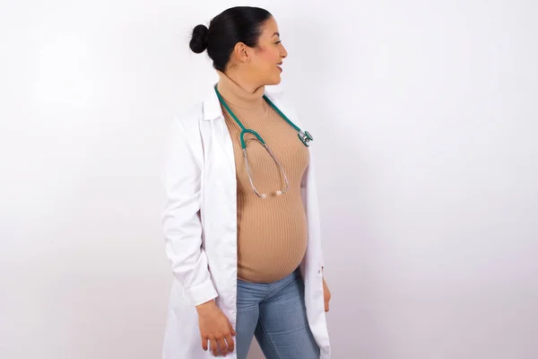 Sağlıklı Cilt Medikal Üniforma Giyen Hamile Kadın Profili Düşünceli Bir — Stok fotoğraf