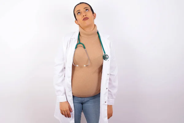 Sombría Aburrida Doctora Embarazada Frunce Ceño Mirando Hacia Arriba Molesta —  Fotos de Stock