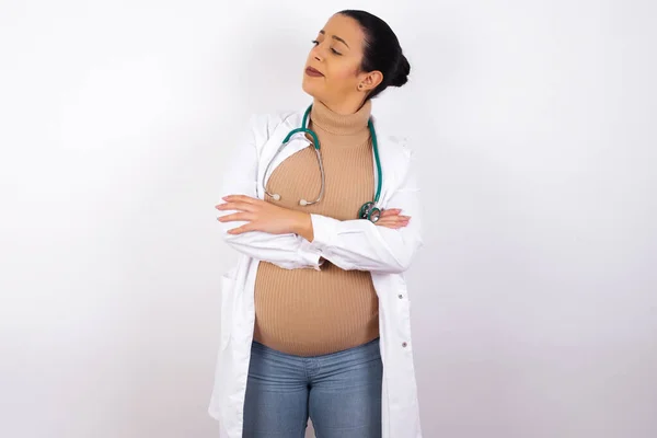 Imagem Mulher Médica Grávida Perturbada Vestindo Uniforme Médico Com Braços — Fotografia de Stock