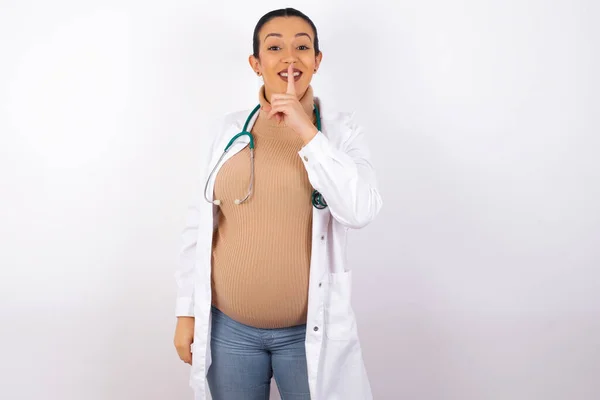 Sorrindo Mulher Médica Grávida Faz Gesto Silêncio Segura Dedo Indicador — Fotografia de Stock