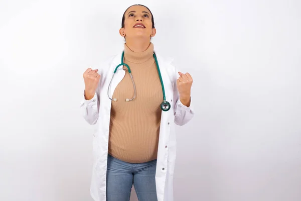 Médico Mulher Vestindo Uniforme Médico Jovem Campeão Tendo Sucesso Sendo — Fotografia de Stock