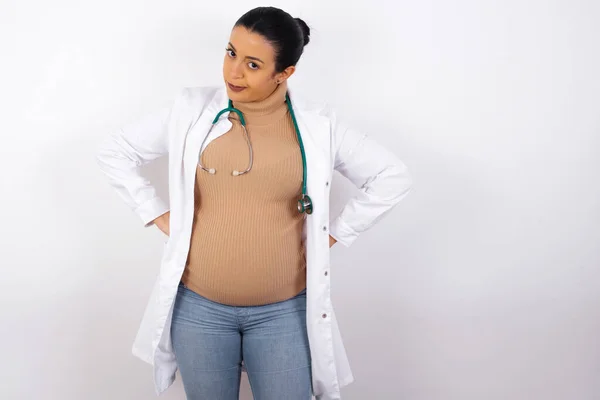 Drôle Frustré Femme Enceinte Médecin Tenant Main Sur Taille Stupide — Photo