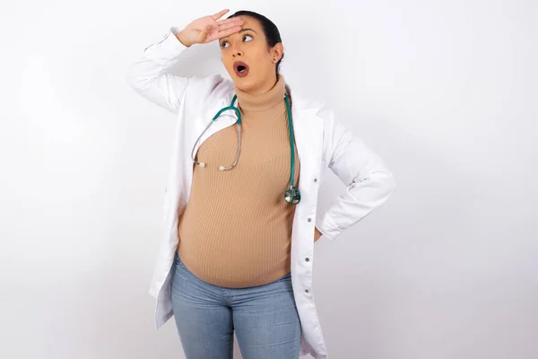 Mulher Médica Grávida Vestindo Uniforme Médico Tocando Testa Ouve Algo — Fotografia de Stock