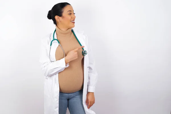 Fröhlich Lächelnde Schwangere Ärztin Die Mit Der Hand Zur Seite — Stockfoto