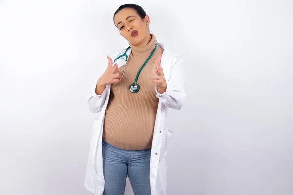 Hej Bang Radosny Charyzmatyczny Dobrze Wyglądający Lekarz Ciąży Mruga Celuje — Zdjęcie stockowe