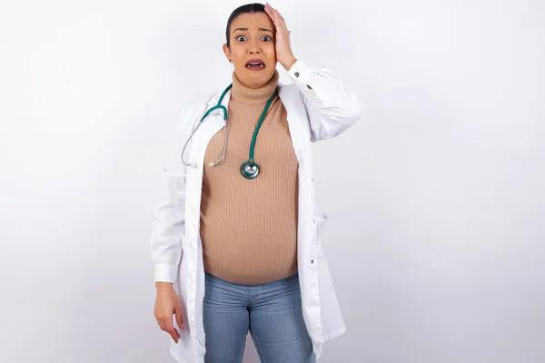 Retrato Confusa Doctora Embarazada Cogiendo Mano Cabello Frunciendo Ceño Entrando — Foto de Stock