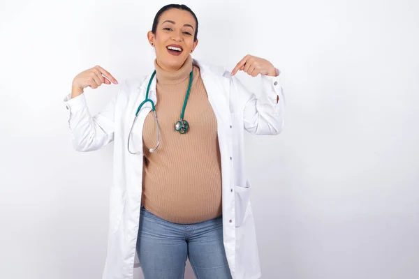 Wählen Sie Mich Aus Selbstbewusste Selbstbewusste Und Charismatische Schwangere Ärztin — Stockfoto