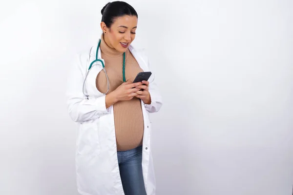 Lächelnde Schwangere Ärztin Handy Sms Sms Mit Freunden Blick Aufs — Stockfoto