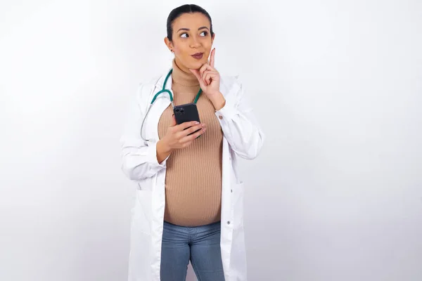 Thinking Dreaming Pregnant Doctor Woman Using Mobile Phone Holding Hand — Stock Photo, Image