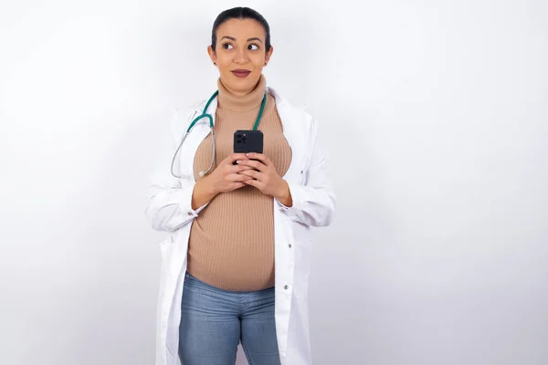 Szczęśliwa Kobieta Ciąży Lekarz Słuchanie Muzyki Słuchawkami Pomocą Telefonu Komórkowego — Zdjęcie stockowe