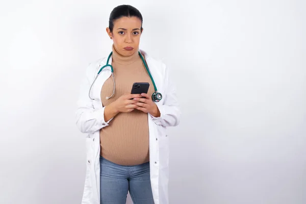 Porträt Einer Verwirrten Schwangeren Ärztin Uniform Die Ihr Handy Der — Stockfoto