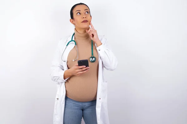 Obraz Myślącej Kobiety Ciąży Używającej Telefonu Komórkowego Trzymającej Się Rękę — Zdjęcie stockowe